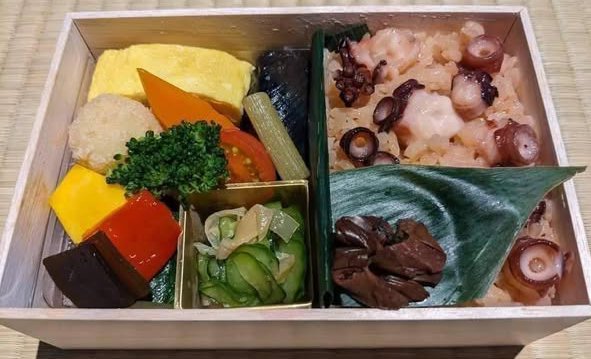 鰻と牛蒡の炊き込みご飯のお弁当 1,800円(1,944円)